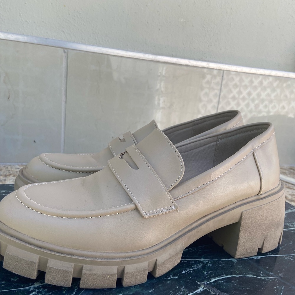 CREAM TAN PLATFORMED LOAFERS - Picture 11 of 12